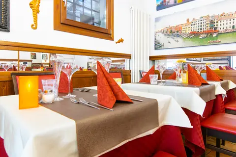 Накритий столик